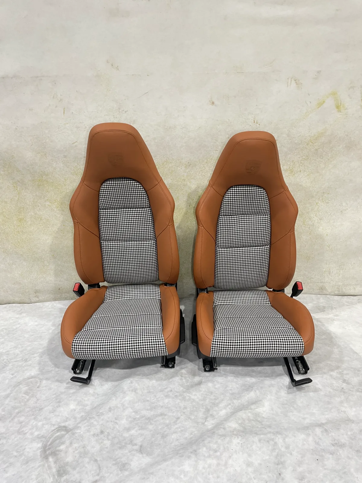 Porsche Cayman 981 seats in cognac leather with Pepita-pattern automotive fabric