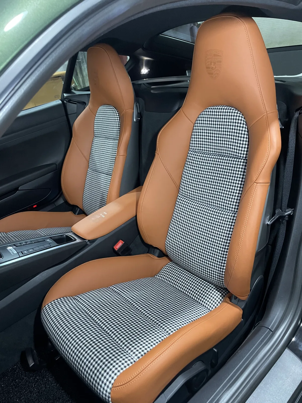 Installed Porsche Cayman 981 front seats in cognac leather and Pepita-pattern fabric