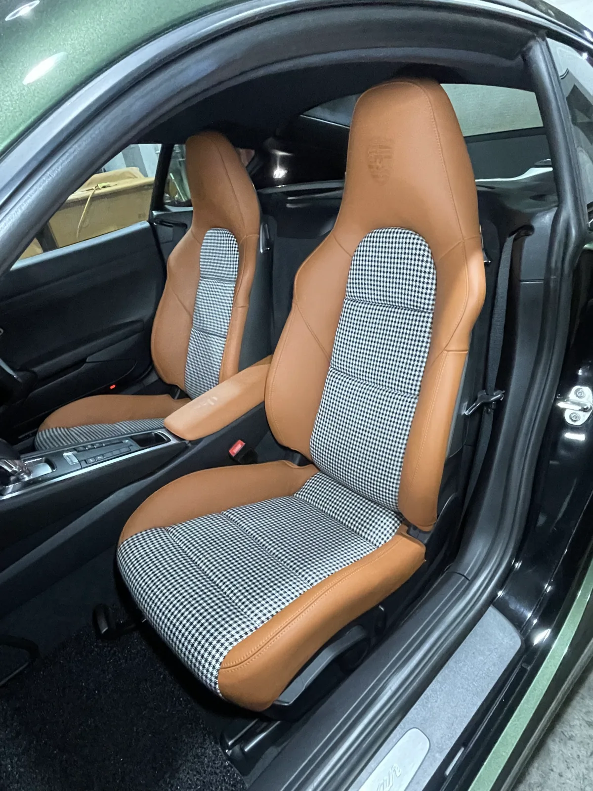 Porsche Cayman 981 Pepita-pattern centre panels framed by cognac leather